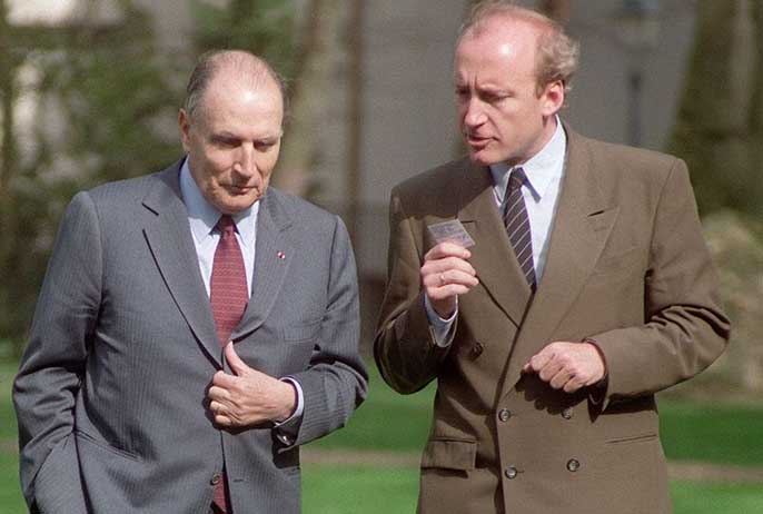 Le président de la République François Mitterrand avec son conseiller Hubert Védrine