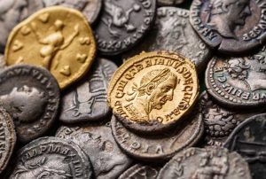 Un trésor de pièces d'or et d'argent romaines.Trajan decius. AD 249-251. AV Aureus.Pièce antique de l'Empire Romain.Authentique denarius argenté, antoninianus, aureus de la Rome antique.Antikvariat.