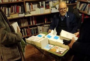 Olivier Maulin signant ses ouvrages à la Nouvelle Librairie