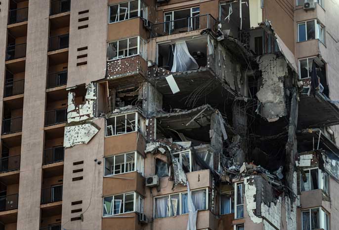 Kiev, Ukraine - 26 février 2022 : Guerre en Ukraine. Un immeuble d'habitation détruit à Kiev, la capitale de l'Ukraine, qui a été touchée par une roquette russe.