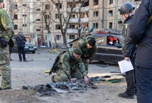 Bâtiment résidentiel endommagé par des débris tombés après l'attaque de la roquette russe sur Kiev. La police étudie des fragments d'un obus qui a endommagé un immeuble d'habitation