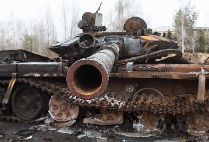 2 avril 2022 : Chars cassés, véhicules de combat et autres équipements militaires brûlés des envahisseurs russes à Hostomil, région de Kiev