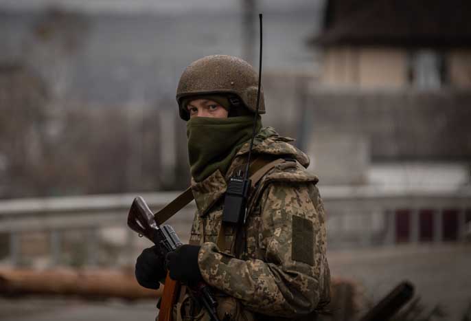 Soldat ukrainien en service près de la ville occupée d'Irpin, une banlieue de Kiev, lors des attaques de l'armée russe.