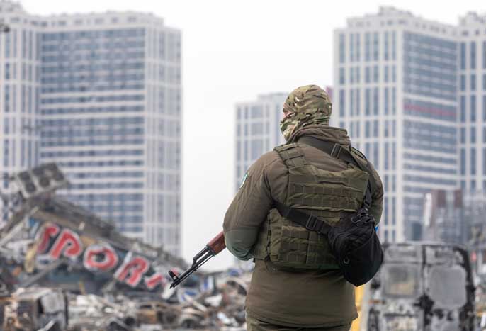 Guerre en Ukraine. Centre commercial endommagé par des bombardements le 21 mars par une attaque russe à Kiev, où, selon les services d'urgence, au moins six personnes sont mortes