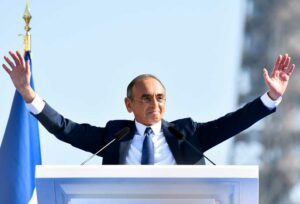 27 MARS 2022 : Le candidat Éric Zemmour à la présidence française ("Reconquete") s'adresse à ses partisans lors d'un rassemblement de campagne sur la place Trocadéro.