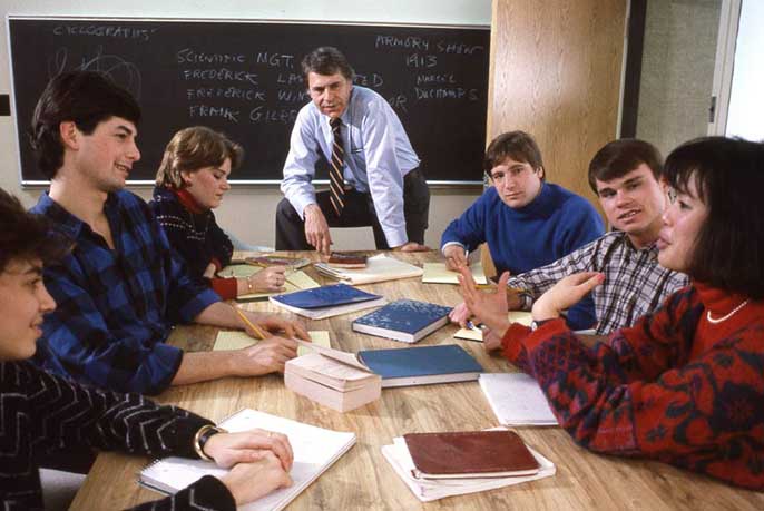 Lasch et ses élèves lors d’un séminaire à Rochester dans les années 1980. (Source : Université de Rochester)