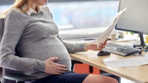Femme enceinte au travail