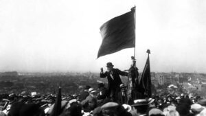 Le 25 mai 1913, Jaurès prononce un discours au Pré-Saint-Gervais à l’issue d’une manifestation contre la « loi des trois ans ». Photo de Henri Roger