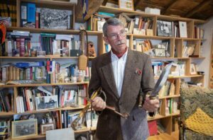 Bernard Lugan dans son bureau : Renouer avec l’esprit des mousquetaires