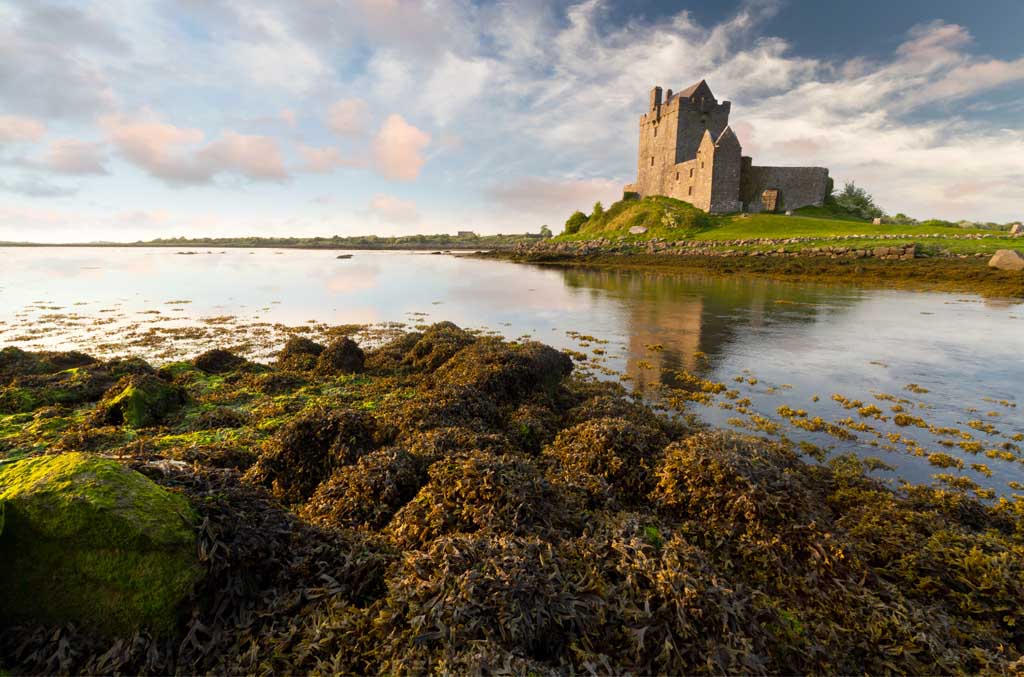 Château de Dunguaire au coucher du soleil, Co. Galway, Irlande