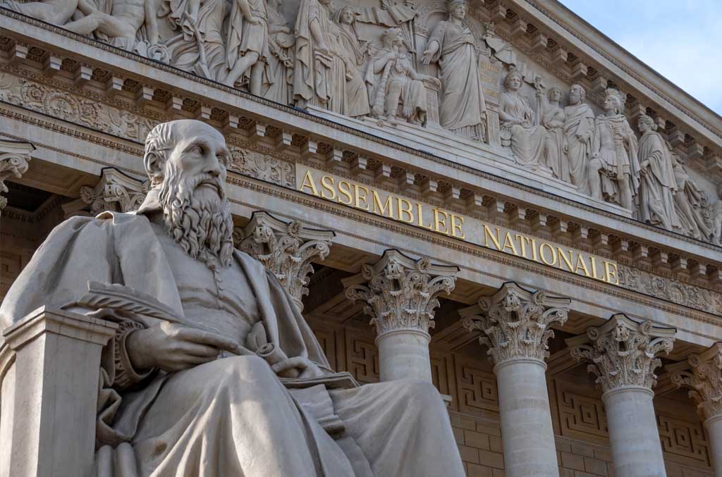 Législatives : « L'incroyable spectacle de centristes faisant élire des communistes ou des fichés S et d’une extrême gauche hystérique appelant à soutenir les fondés de pouvoir du grand capital ! »