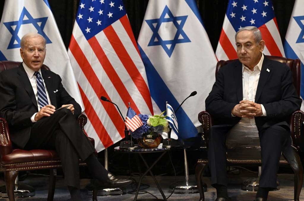 Le président américain Joe Biden (à gauche) écoute le Premier ministre israélien Benjamin Netanyahu alors qu'il se joint à une réunion du cabinet militaire israélien à Tel Aviv le 18 octobre 2023, des batailles entre Israël et le Hamas