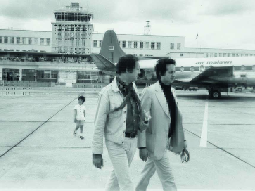 Maurice Ronet et Dominique de Roux sur le tarmac de l'aéroport de Salisbury (Rhodésie) en 1973.