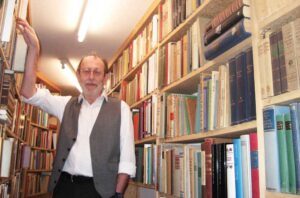 « Rousseau s’oppose à angle droit aux thèses des Lumières, il ne croit pas au progrès et est même hanté par la décadence »