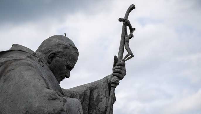 Marchandisation de l’être humain et capitalisme débridé : de Jean-Paul II à Alain de Benoist…