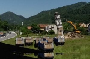 Destruction d'une église orthodoxe près de Srebrenica