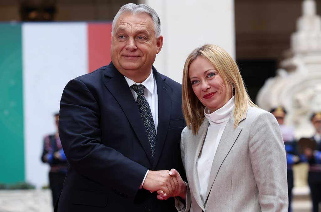 Rome, le 27 octobre 2025 : Le Premier ministre italien Giorgia Meloni salue et serre la main du président hongrois Viktor Orban pour une discussion centrée sur la guerre en Ukraine et d'autres questions politiques.