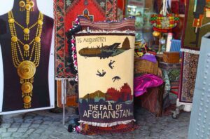 Manama, Bahreïn - Jan 08 2024, Une vue d'un petit tapis avec motif faisant référence à la tragédie du retrait des troupes américaines d'Afghanistan en 08, 15, 2021, la chute de Kaboul, Manama, Bahreïn