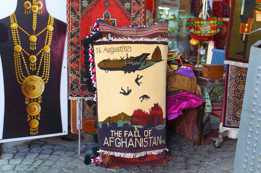 Manama, Bahreïn - Jan 08 2024, Une vue d'un petit tapis avec motif faisant référence à la tragédie du retrait des troupes américaines d'Afghanistan en 08, 15, 2021, la chute de Kaboul, Manama, Bahreïn