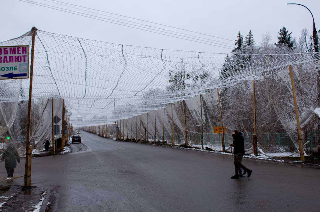Des filets ont été installés sur les routes du centre-ville d’Izioum afin de les protéger des attaques de drones FPV russes.