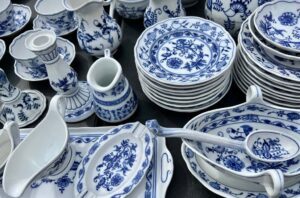 Apologie du kitsch et du rustique : l’art délicat de déballer la vieille vaisselle