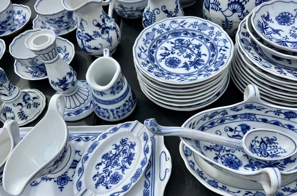 Apologie du kitsch et du rustique : l’art délicat de déballer la vieille vaisselle