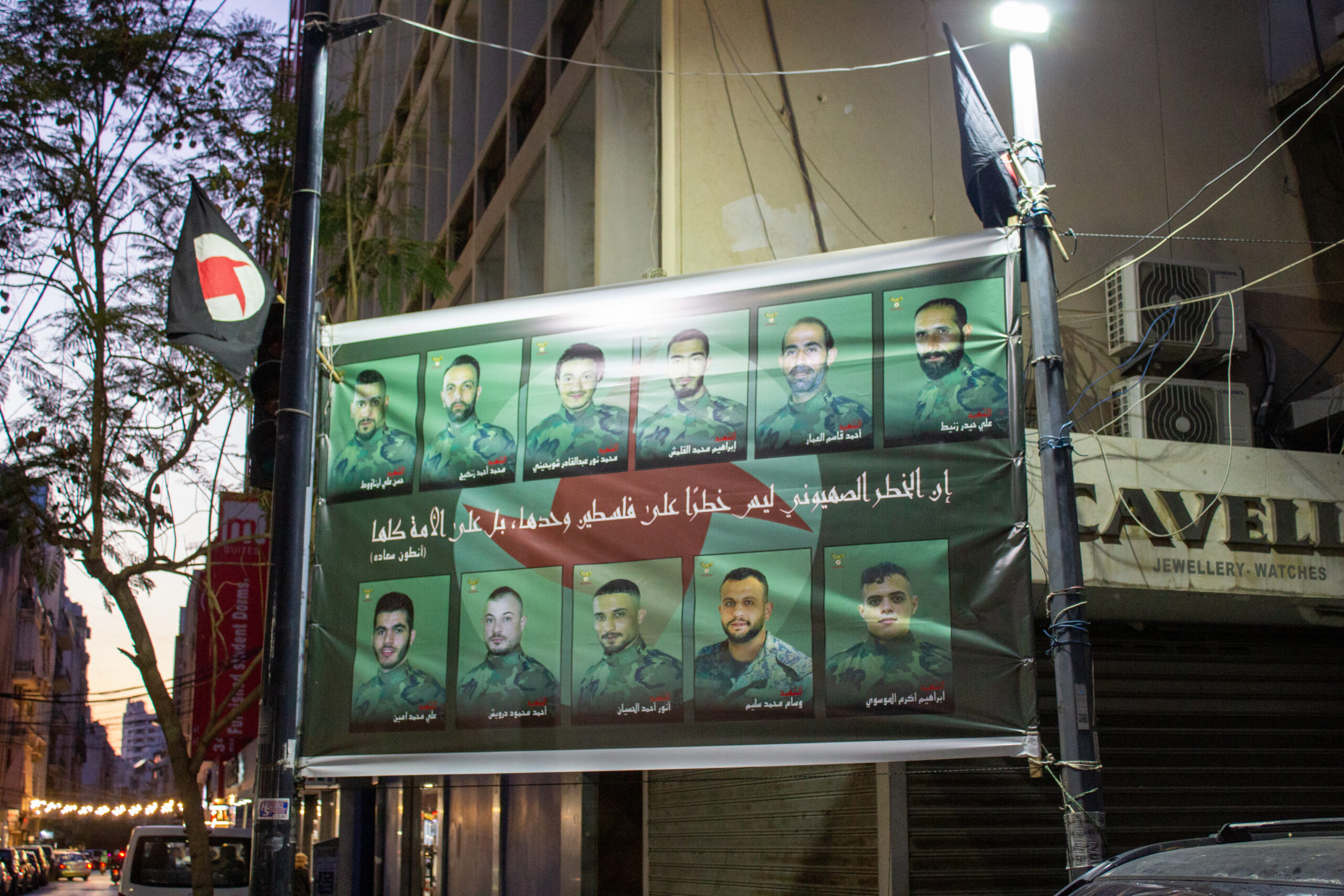 Illustrations 5 Dans le centre-ville, on affiche les portraits des civils ou des combattants tués par l'armée israélienne. Ici des combattants du SSNP (Syrian Social Nationalist Party).
