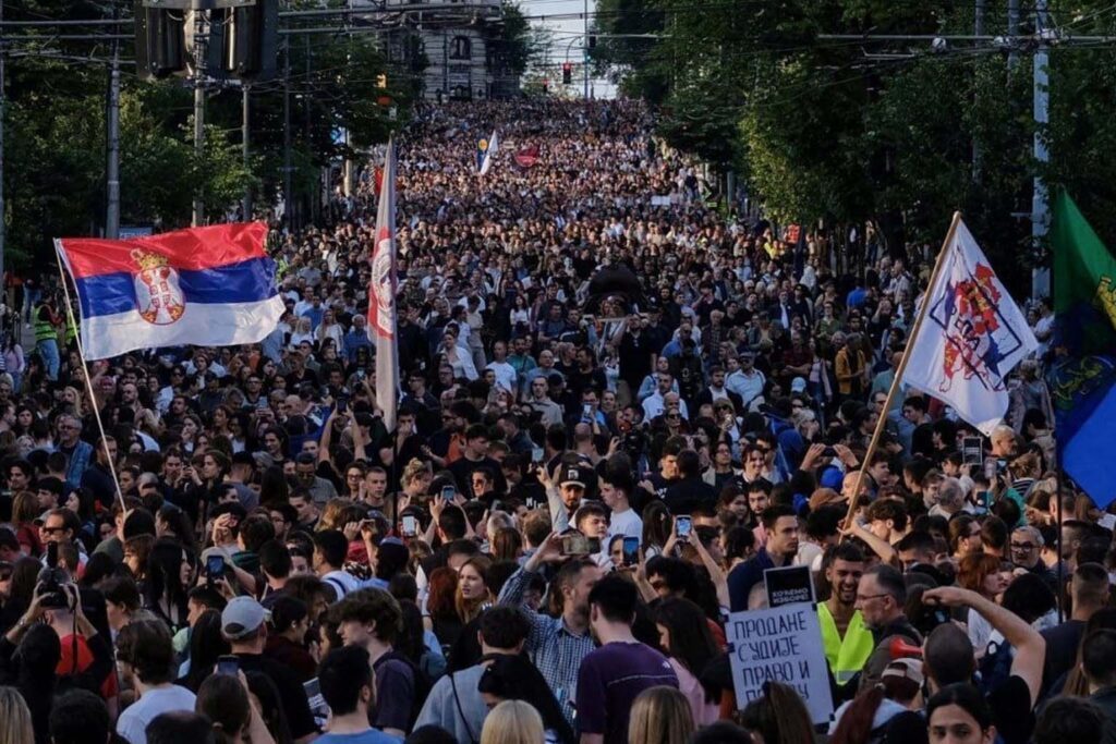 Une foule immense d’étudiants, majoritairement patriotes, hostiles au gouvernement pro-UE d’Aleksandar Vučić.