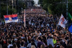 Une foule immense d’étudiants, majoritairement patriotes, hostiles au gouvernement pro-UE d’Aleksandar Vučić.